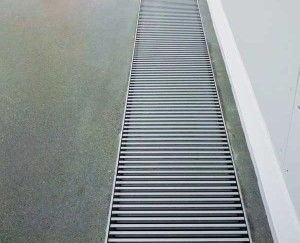 Trench radiators were installed flush with the floor to minimize visibility and keep views of the glass sculptors unobstructed. In addition to the floor’s radiant heating system, the trenches around the perimeter save energy, heat or cool rapidly, and prevent condensation from forming on the glass envelope.