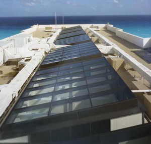 CasaMagna Marriott Cancun Resort in Mexico features 781-m2 (8408-sf) skylight with a medium bronze anodize finish. The skylight is designed to meet Cancun’s extreme climate conditions. Photo © William Lemke. Photo courtesy Super Sky Products Enterprises