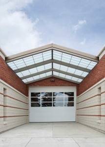 Designed by Schreiber Starling & Lane Architects, Fort Lewis Readiness Center in Washington features an anodized ridge canopy to protect against the Pacific coastal environment. Photo © William Lemke. Photo courtesy Super Sky Products Enterprises