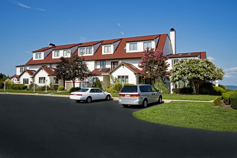 Queen’s Landing condominium community in Kent Island, MD, was also retrofi t with an energy-effi cient EIFS assembly. Some of the EIFS installations included a secondary water/air management system, while some were fi t with a hybrid stucco system.