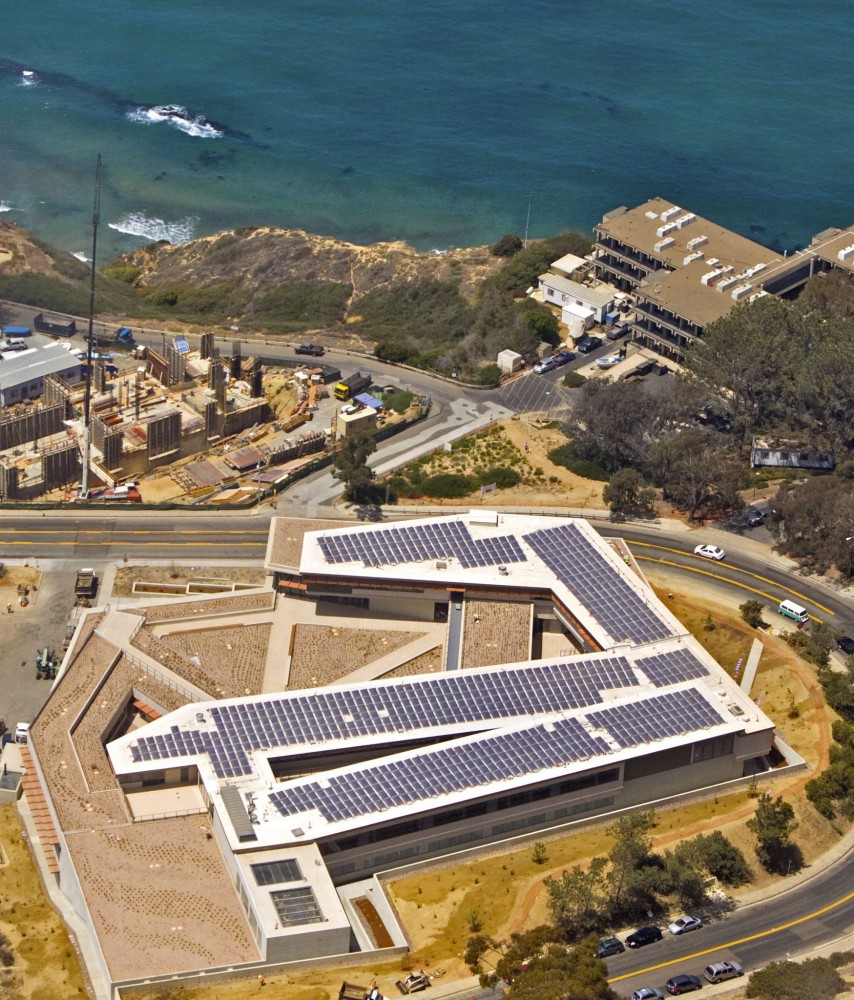 In La Jolla, Calfornia, the National Oceanic and Atmospheric Administration’s (NOAA’s) laboratory replacement project included 826 stand-up solar panels that complicated the roofi ng process immensely. Photo courtesy GAF and The Aerial Image