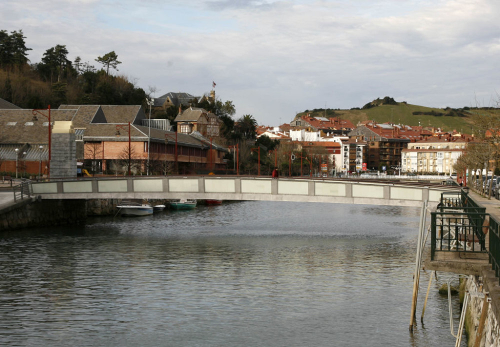 This bridge, for the small Basque city of Zumaia, needed to withstand the maritime climate, achieve a long service life, and be lightweight. Duplex stainless steel fit the bill. Photo © Ricardo Ferraz