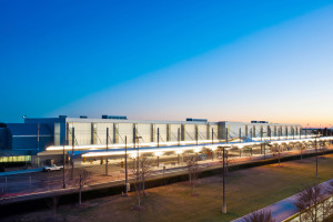More than 3066 m2 (33,000 sf) custom-made proprietary metal panels were used in the terminal’s makeover.
