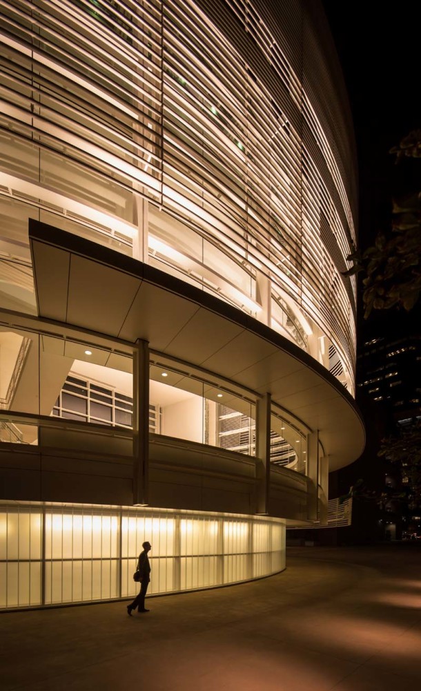 A channel glass system wraps around the lobby and mezzanine of San Diego’s federal courthouse. Its curving form helps create an elliptical-shaped entry, which Richard Meier & Partners designed to be highly visible from all approaches to the building. Photos courtesy TGP