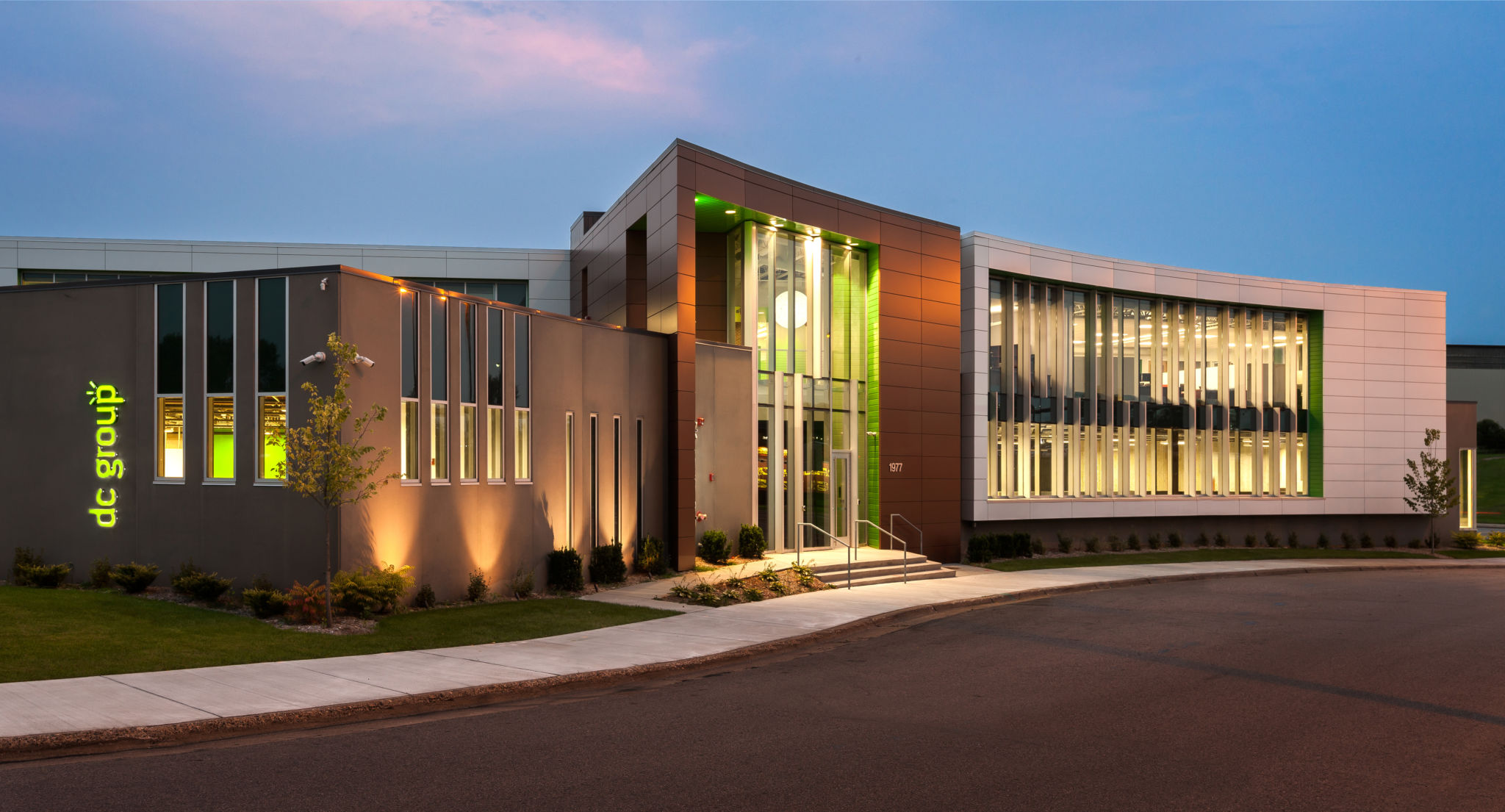 Located in Minneapolis, DC Group’s office features an extruded aluminum curtain wall, giving the building a contemporary look to match its high-tech brand. Photo© Paul Crosby Architectural Photography. Photo courtesy Tubelite Inc.