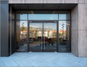 New Jersey apartment creates strong impression with aluminum balanced doors
