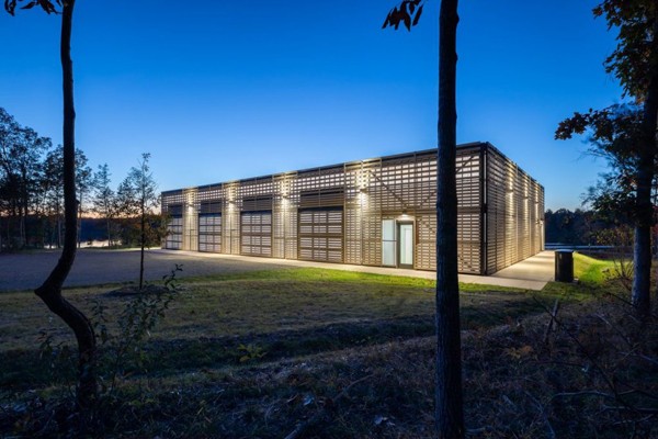 Boathouse shines with translucent design