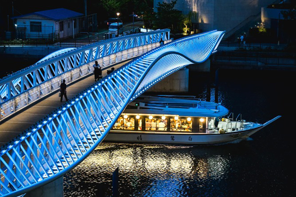 Why everyone’s talking about this color-shifting bridge