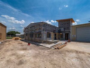 The exterior of the fire station is made up of stucco cladding. This design required a durable building envelope that could withstand the notoriously hot and humid climate in Texas with a focus on airtightness and vapor permeability.