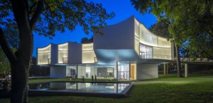 Ultra-clear low-iron channel glass with translucent white insulation creates a crystalline, white glass façade for Franklin & Marshall College’s Winter Visual Arts Center in Lancaster, Pennsylvania. Photo © Paul Warchol
